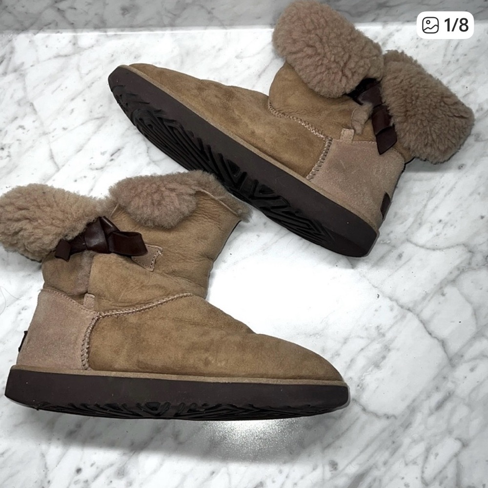 Women’s UGG classic knot sheepskin suede sherpa boots size 10